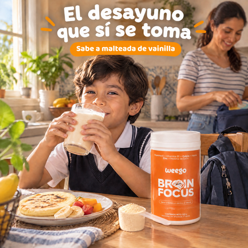 Niño tomando WEEGO Brain Focus en el desayuno antes del colegio